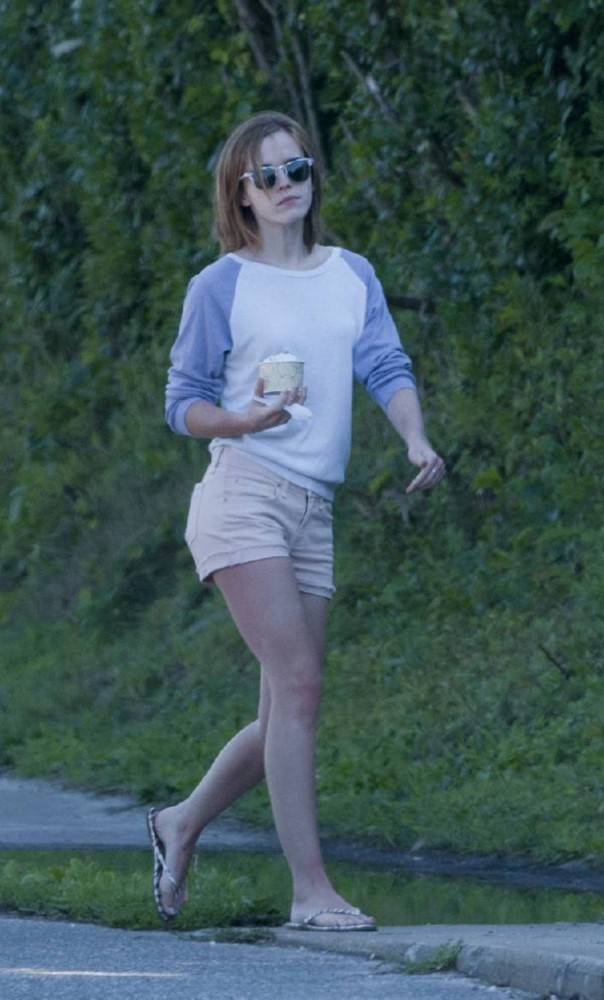 Emma Watson capezzolo scivola e altre foto sexy paparazzi
 #75190393
