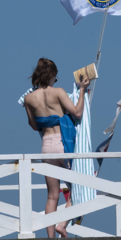 Emma Watson Nippel rutscht und andere sexy Paparazzi Bilder
 #75190405