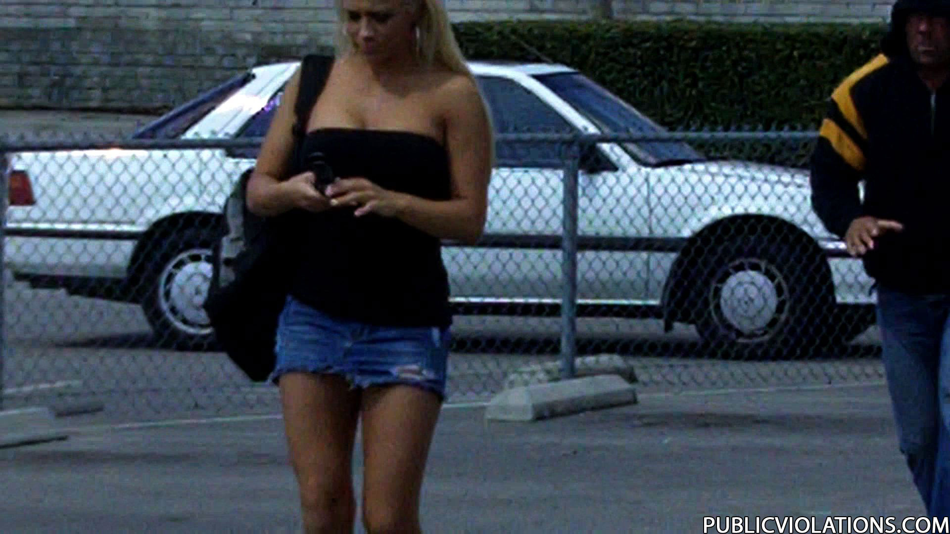 Vollbusige Blondine bekommt ihr Top in der Öffentlichkeit heruntergezogen
 #78597971