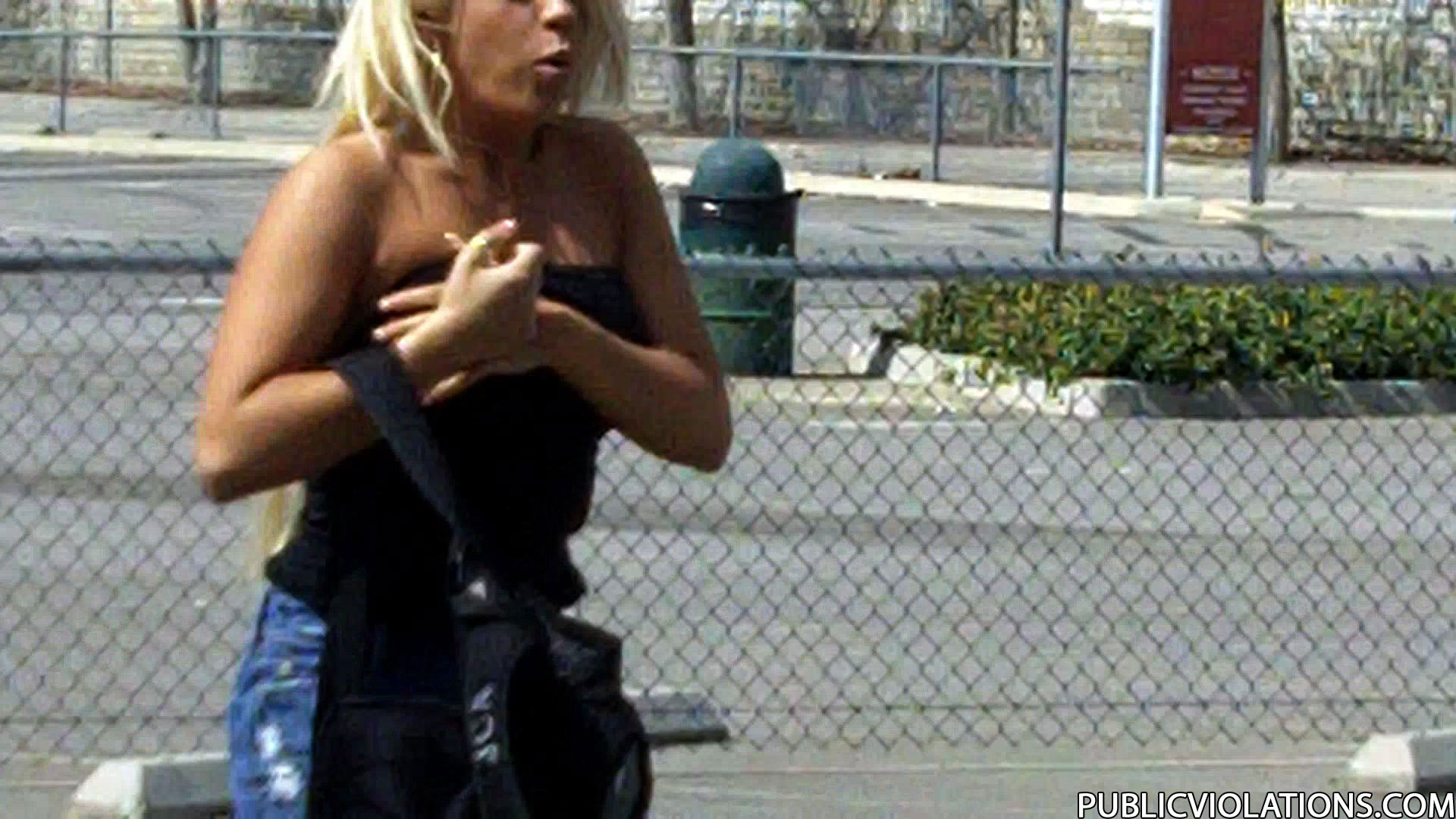 Vollbusige Blondine bekommt ihr Top in der Öffentlichkeit heruntergezogen
 #78598025