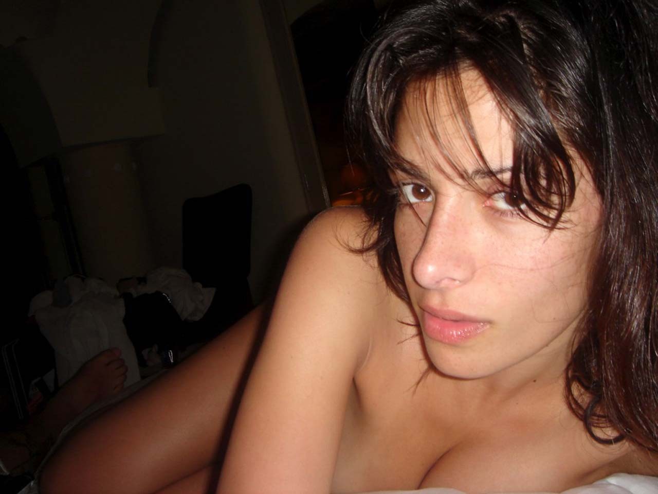 Sarah shahi exposant son corps nu sexy et son cul chaud sur des photos privées
 #75318173