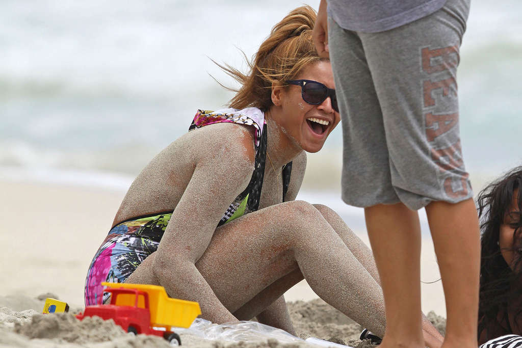 Beyonce Knowles Nippel Slip am Strand Paparazzi schießt und in Strümpfen
 #75351235