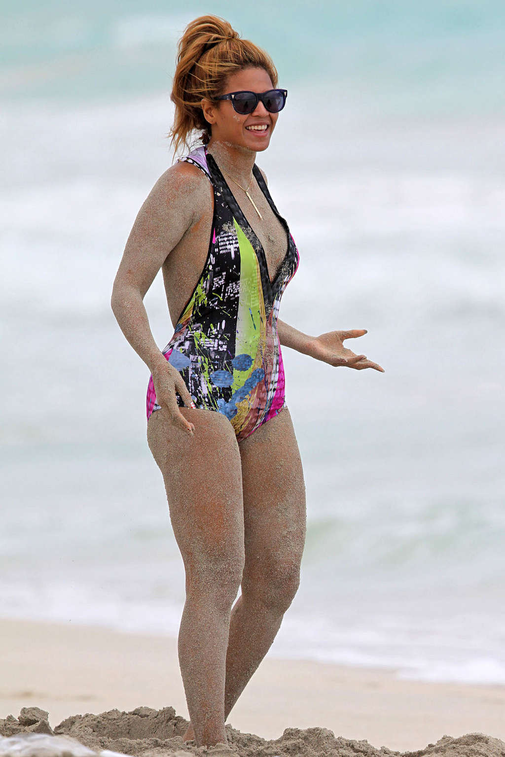 Beyonce Knowles Nippel Slip am Strand Paparazzi schießt und in Strümpfen
 #75351250