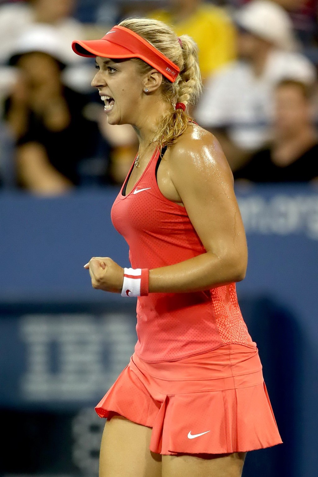 汗だくでオレンジ色のパンティを見せるSabine lisicki
 #75153129