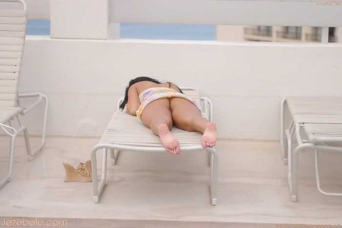 Jezebele blinkt am Pool
 #70264155