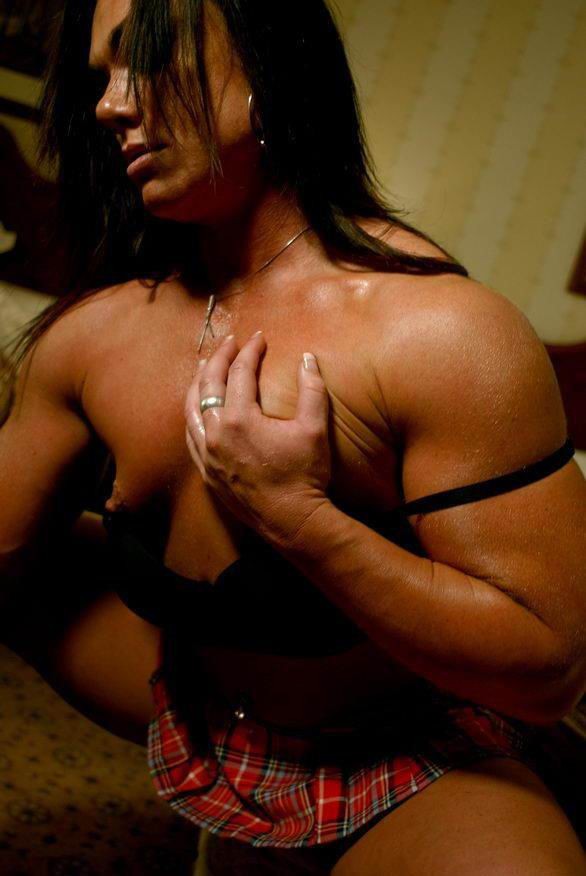 Une bodybuildeuse sexy exhibe ses muscles.
 #76491888