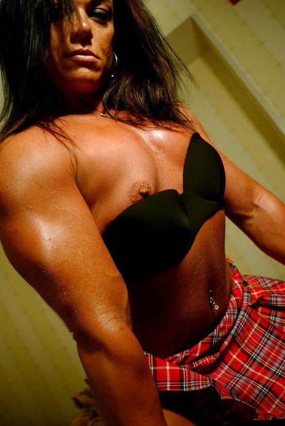 Une bodybuildeuse sexy exhibe ses muscles.
 #76491898