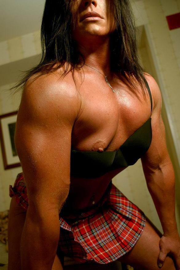 Une bodybuildeuse sexy exhibe ses muscles.
 #76491917