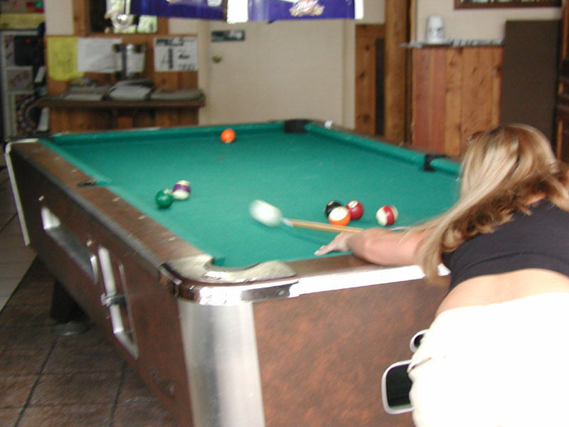 Blondine mit reifen Titten spielt Pick-up-Pool.
 #67730153