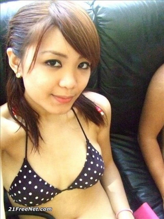 Asiatische zeigt ihr enges Arschloch mit einem Dildo darin
 #69885545