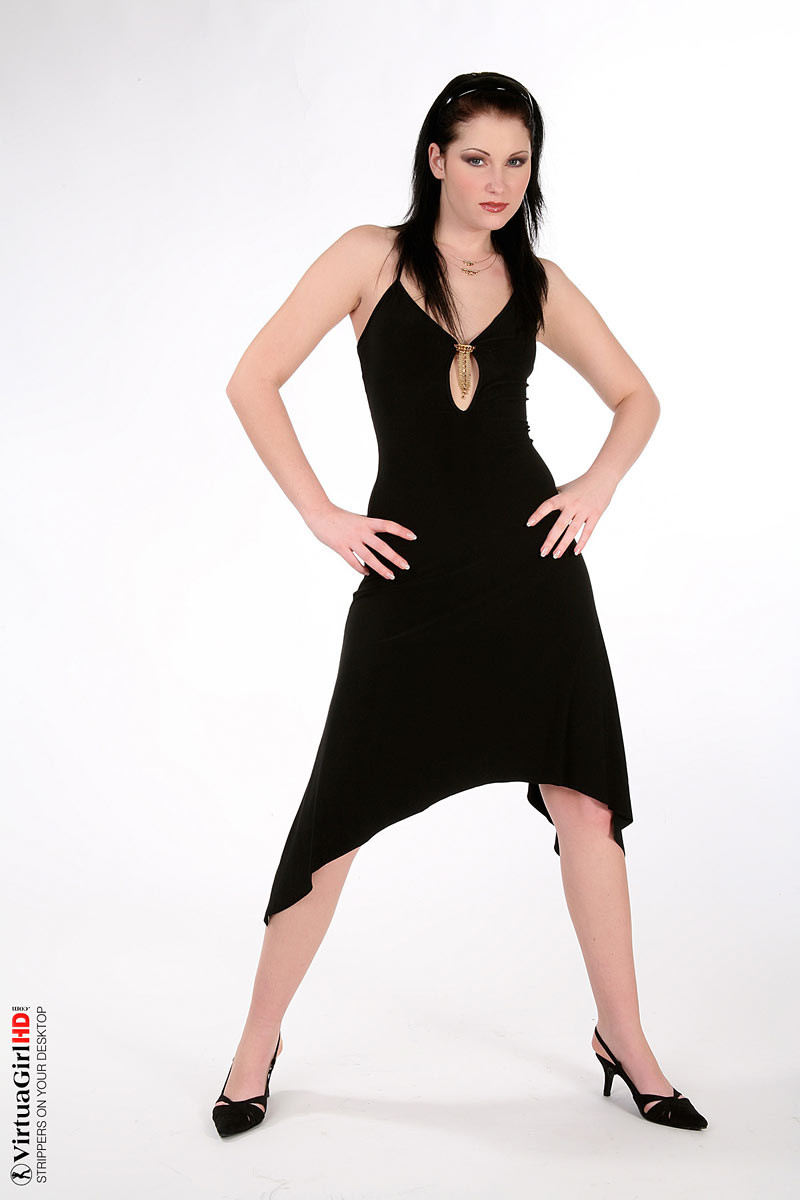 Belicia brune enlève sa robe et sa culotte noires
 #72776061