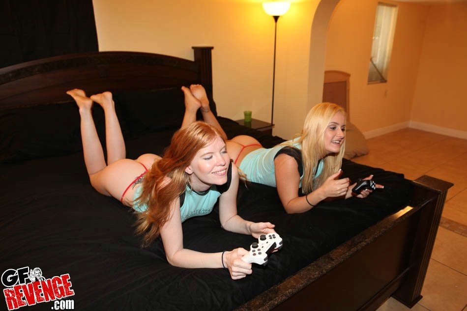 Dos chicas gamer follando en trío
 #67928024