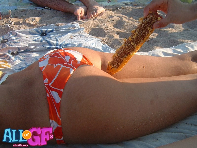 Photos d'amies aux seins nus sur la plage
 #68191912