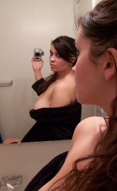 Amateur chica se parece a Lindsay Lohan mostrando sus tetas en el espejo
 #68399508