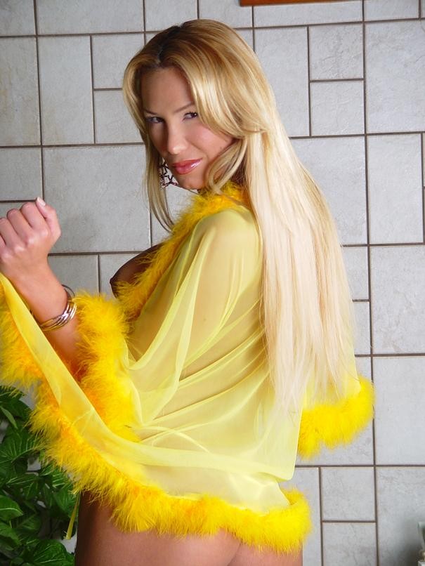 Transexual rubia sexy posando en bragas amarillas
 #79339878