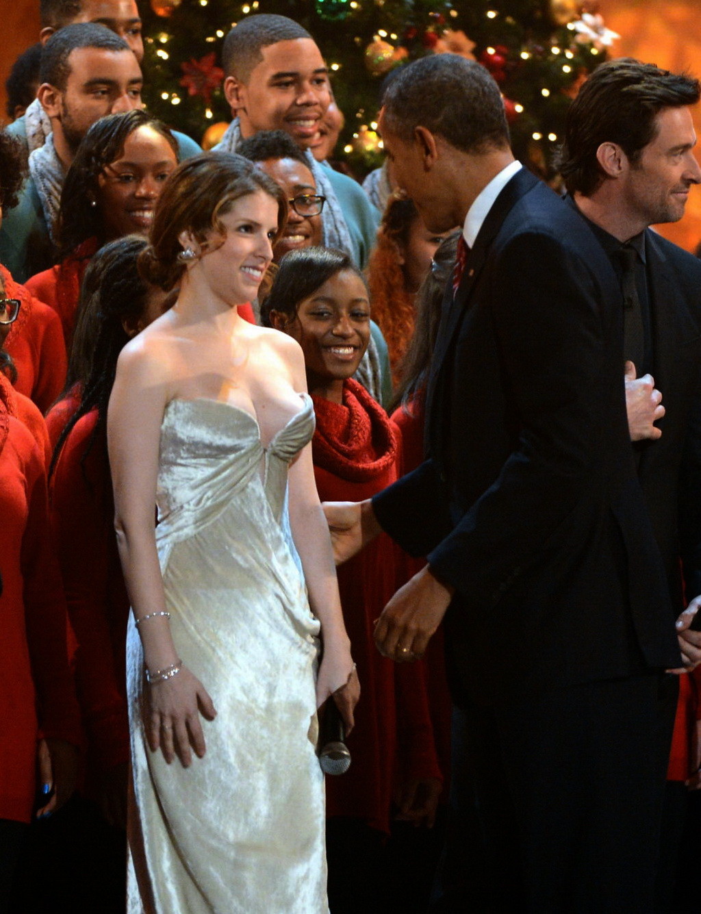 ストラップレスのドレスを着た巨乳のアナ・ケンドリックがワシントンのTNTクリスマスに登場
 #75210127