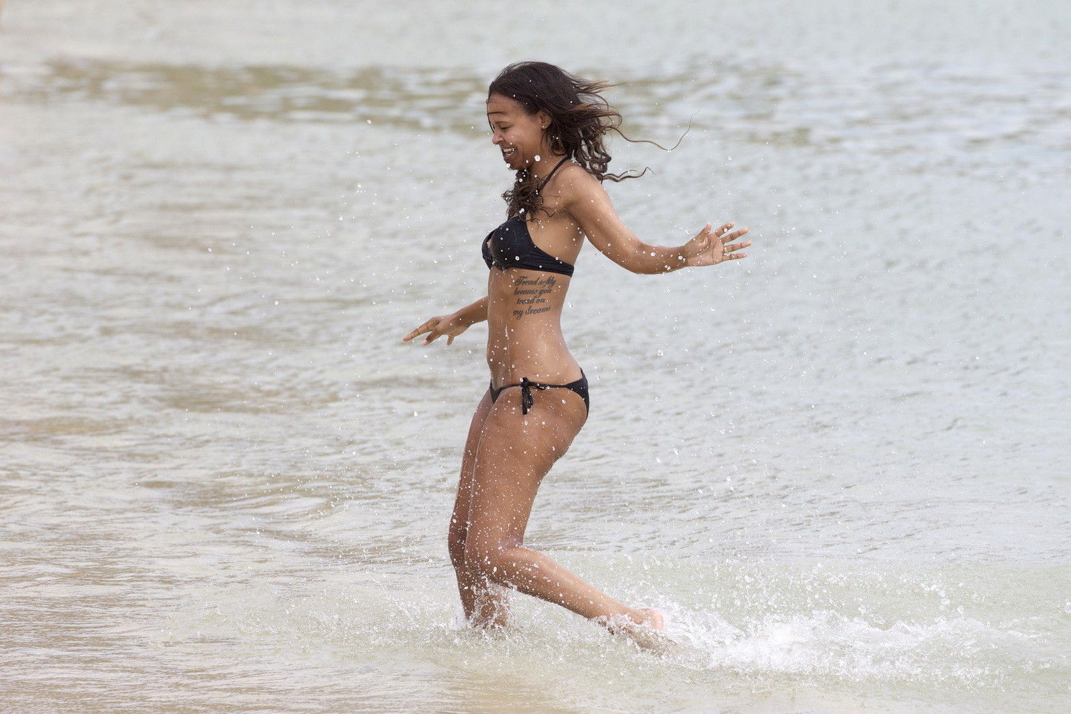 サマンサ・ムンバ、ハワイのビーチでビキニ姿を披露
 #75270988