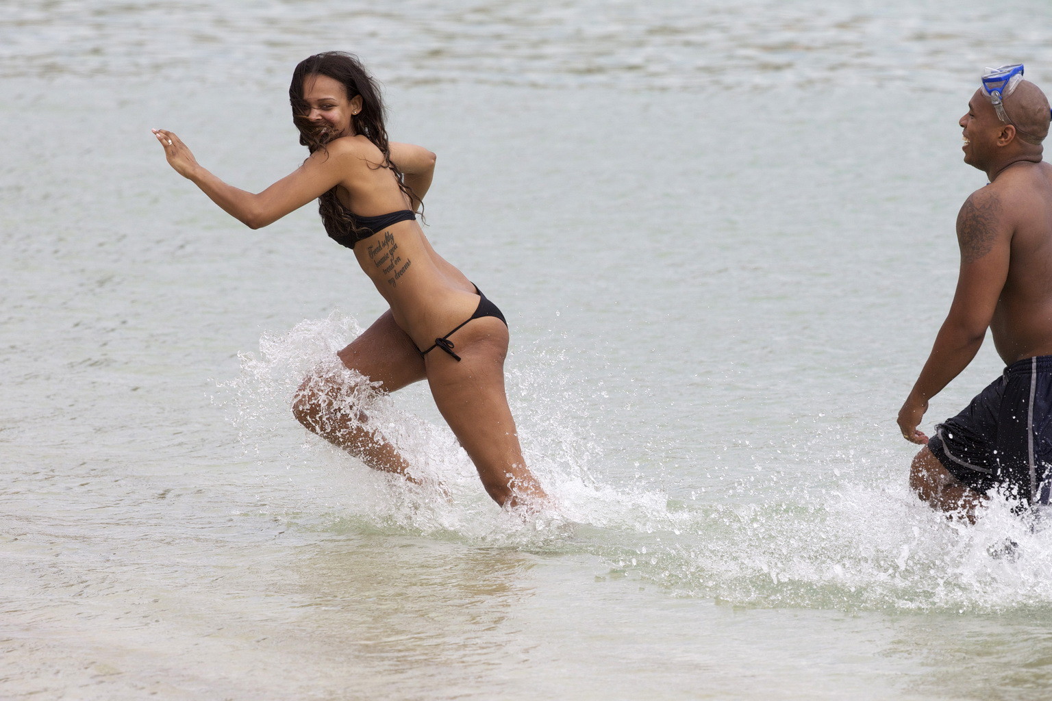 サマンサ・ムンバ、ハワイのビーチでビキニ姿を披露
 #75271048