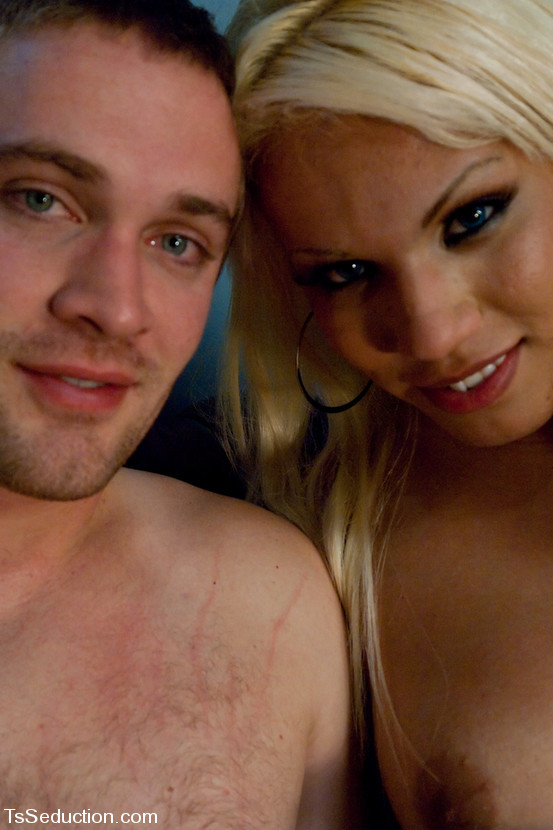 Ts latina annalise hace que un nuevo chico heterosexual le chupe la polla 
 #72099807