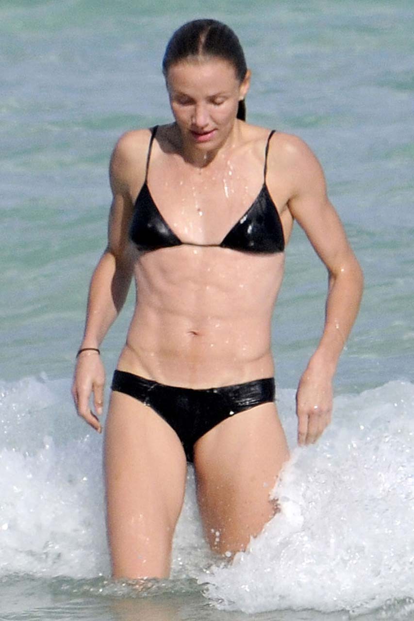 Cameron Diaz exposing her nice body on beach in bikini paparazzi pictures #75318381
