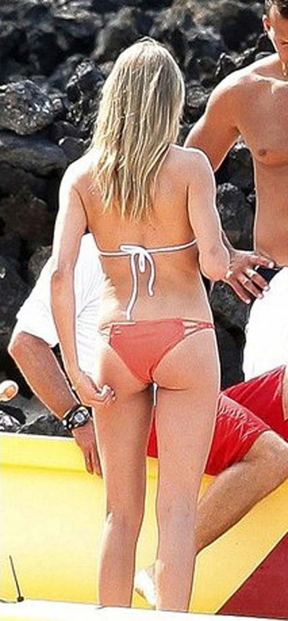 Cameron Diaz exposing her nice body on beach in bikini paparazzi pictures #75318404