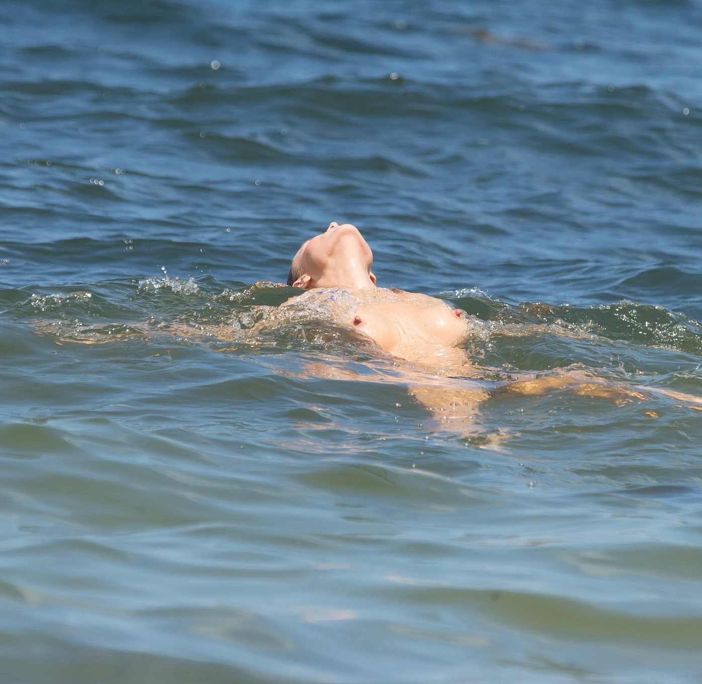 Joanna Krupa beccata in topless e scopata dura in spiaggia a miami
 #75161666