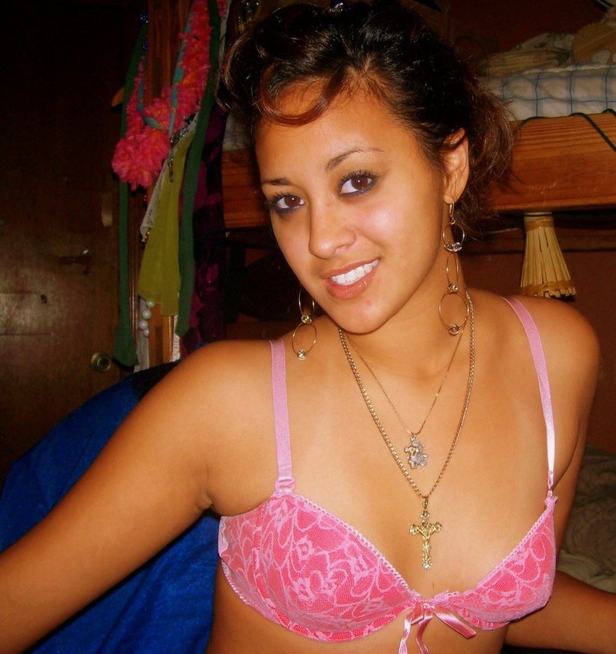 Awesome sexy Latina Mädchen liefert ihre runden saftigen Brüste
 #77097636