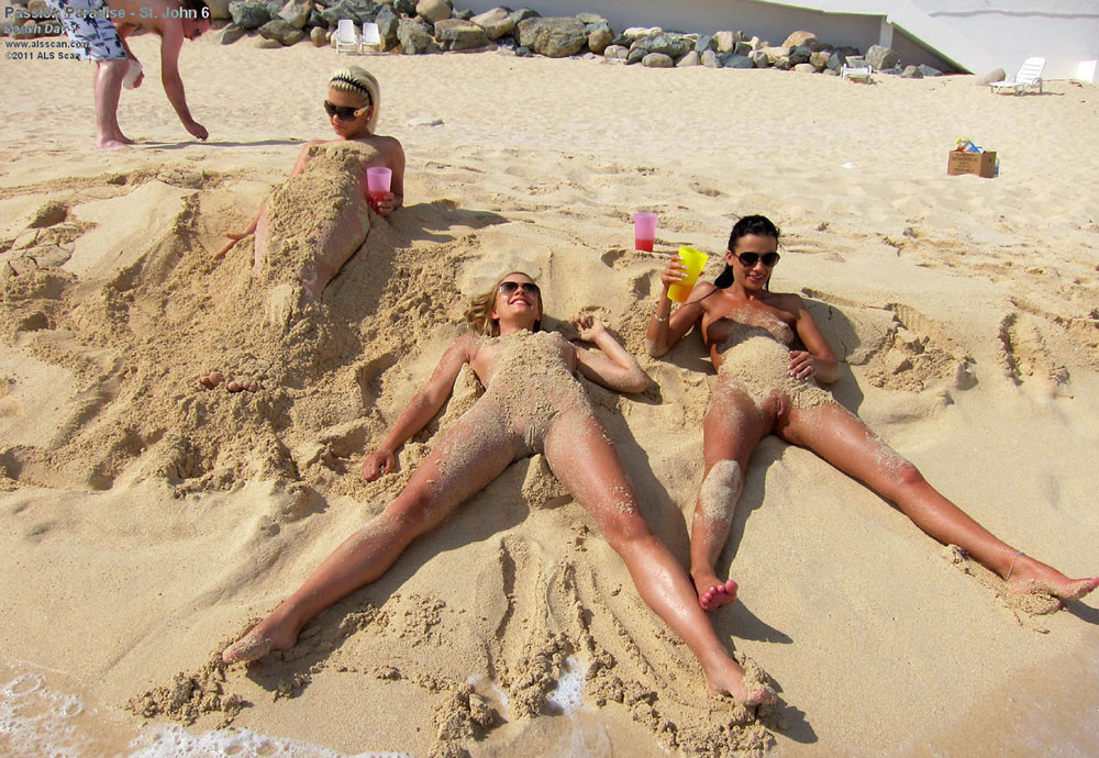 Les filles du paradis de la passion sont folles sur la plage publique 
 #72242889