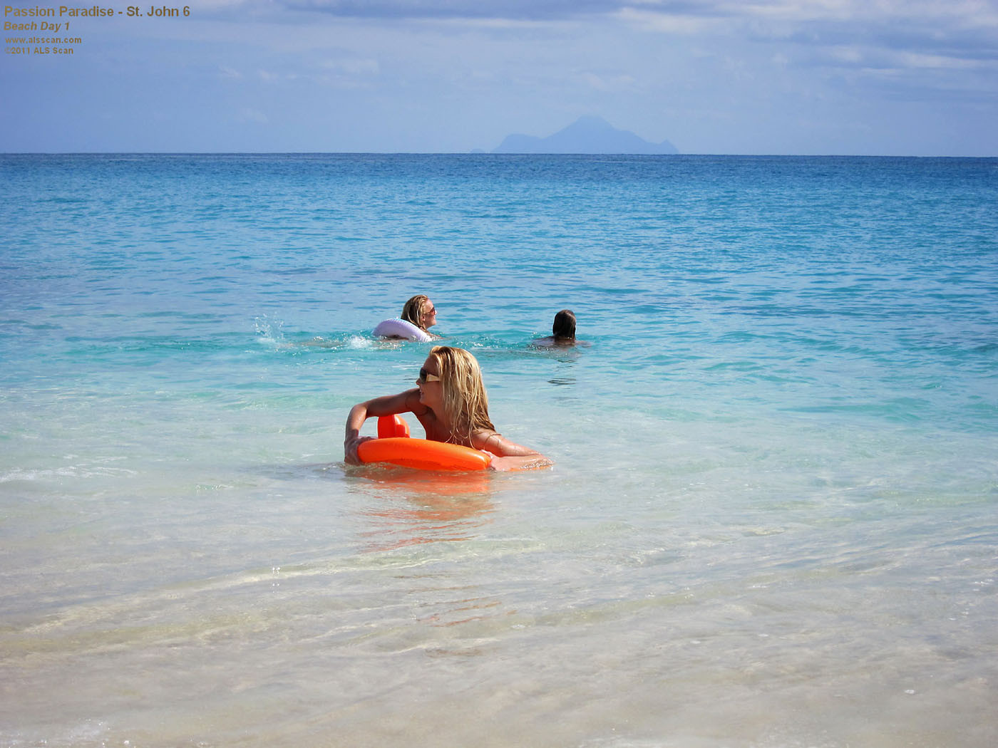 Passion paradise babes verrückt am öffentlichen Strand 
 #72242891