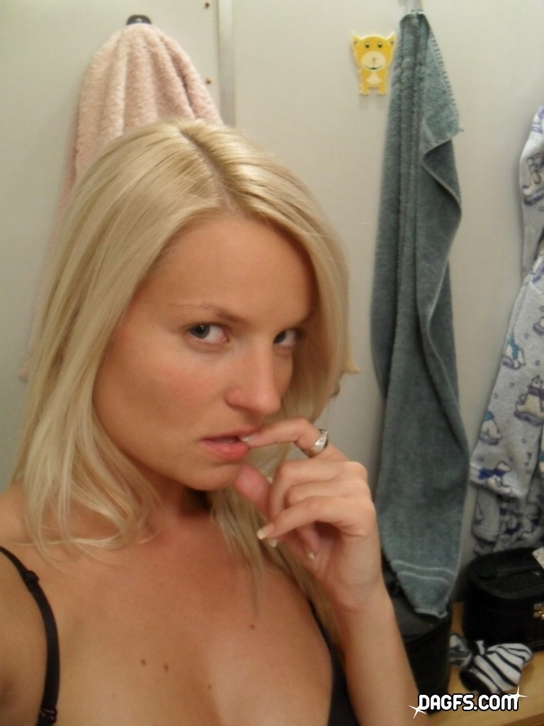 Sexy Blondine Milf zeigt ihre großen Titten aus
 #73607648