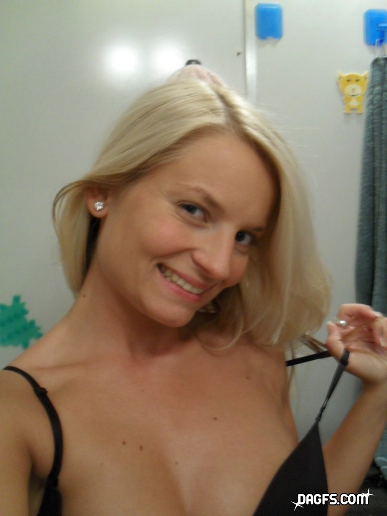 Sexy Blondine Milf zeigt ihre großen Titten aus
 #73607659