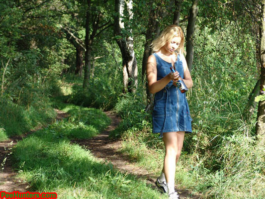 Giovane bionda che piscia nel parco
 #78616225