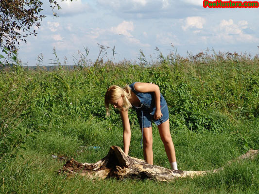 Joven rubia meando en el parque
 #78616231