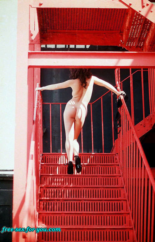 Geri Halliwell zeigt ihre haarige Muschi und posiert ganz nackt
 #75433821