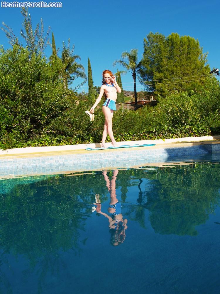 Heather carolin se dénude au bord de la piscine
 #73166964