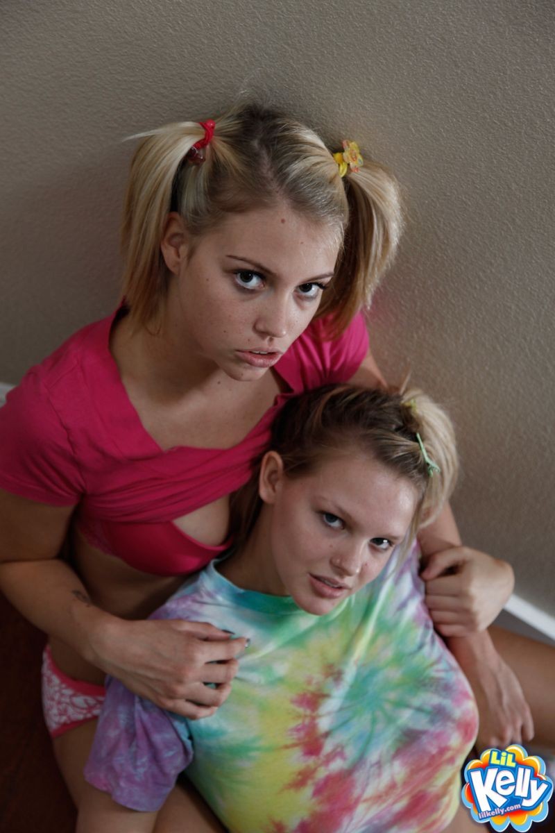 Zwei hübsche blonde Mädchen küssen und wollen ihre erste les Liebe versuchen
 #68510130