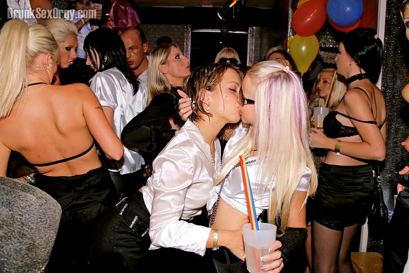 Babes bekommen in den wahren Geist der oktober ficken
 #77260229