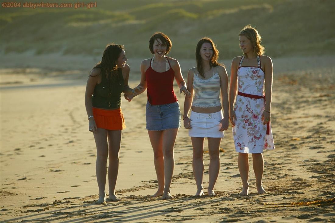 Quattro ragazze dilettanti che nuotano nude in spiaggia
 #72320447