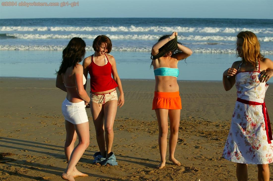 Vier Amateur-Mädchen schwimmen nackt am Strand
 #72320456