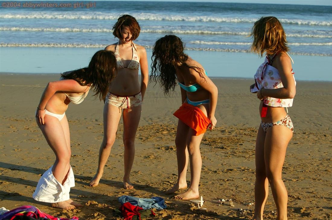 Quattro ragazze dilettanti che nuotano nude in spiaggia
 #72320476