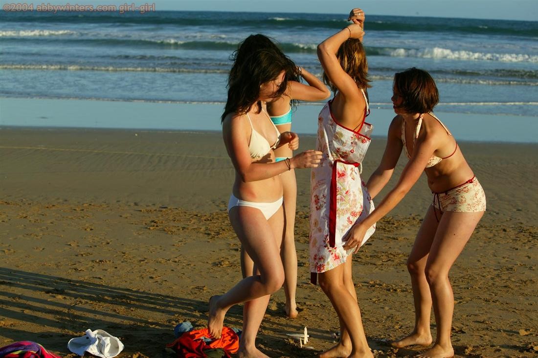 Quattro ragazze dilettanti che nuotano nude in spiaggia
 #72320486