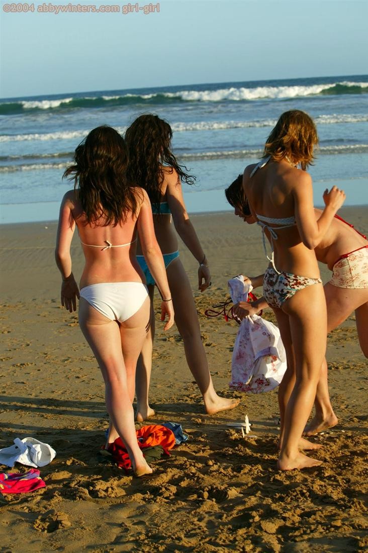 Quattro ragazze dilettanti che nuotano nude in spiaggia
 #72320496