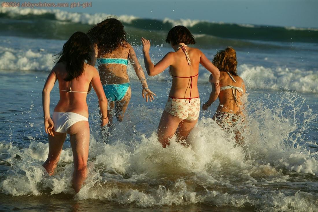 Vier Amateur-Mädchen schwimmen nackt am Strand
 #72320531