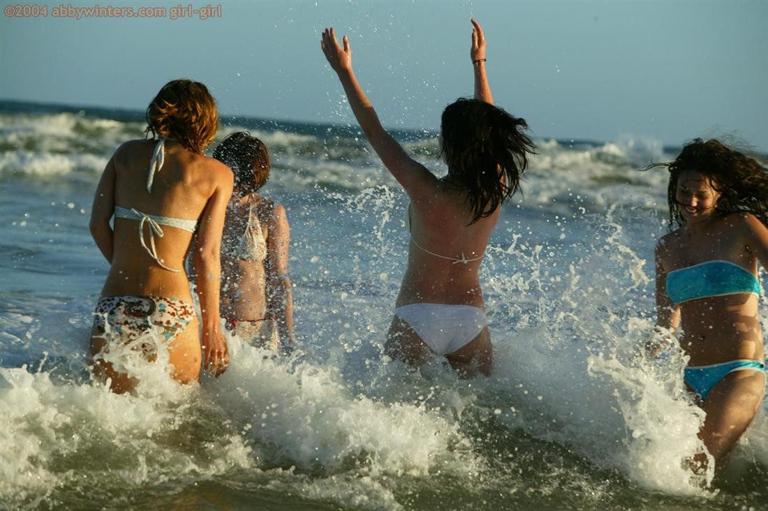 Quattro ragazze dilettanti che nuotano nude in spiaggia
 #72320543