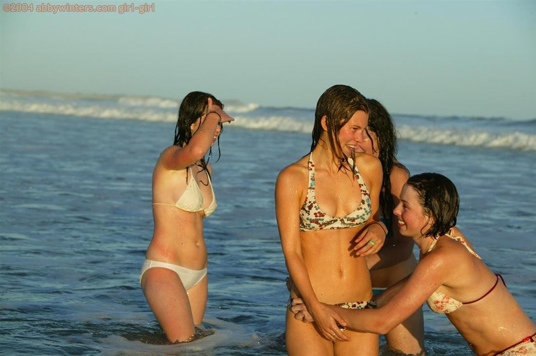 Quattro ragazze dilettanti che nuotano nude in spiaggia
 #72320566