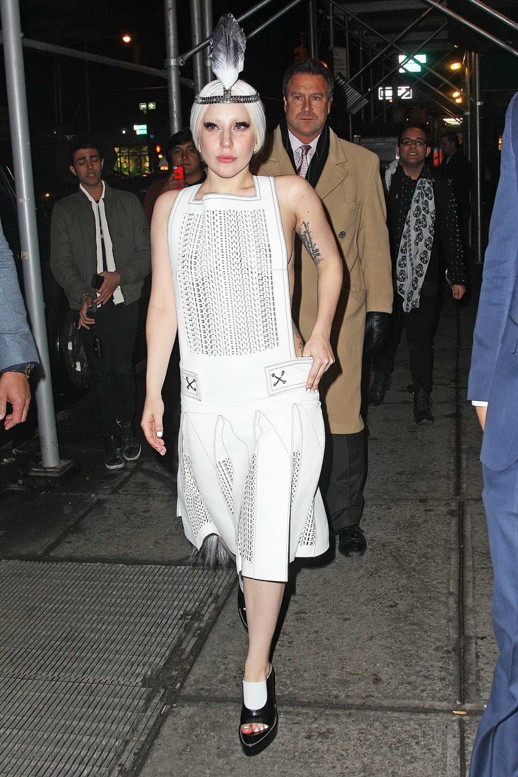 Lady Gaga mostra le sue tette in un abito di pelle see-through mentre arriva a t
 #75204091