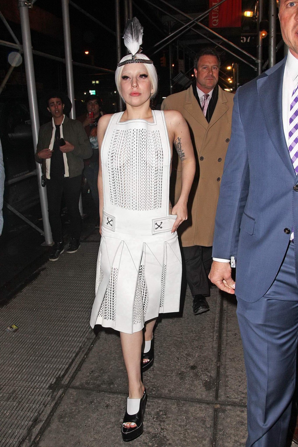 Lady Gaga mostra le sue tette in un abito di pelle see-through mentre arriva a t
 #75204134