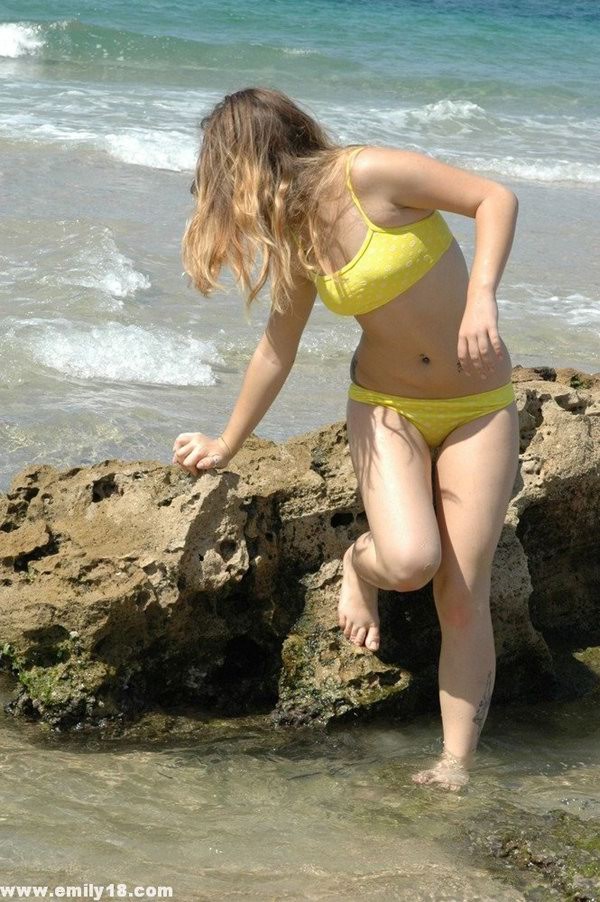 Emily posant à la plage dans un bikini jaune
 #67253642