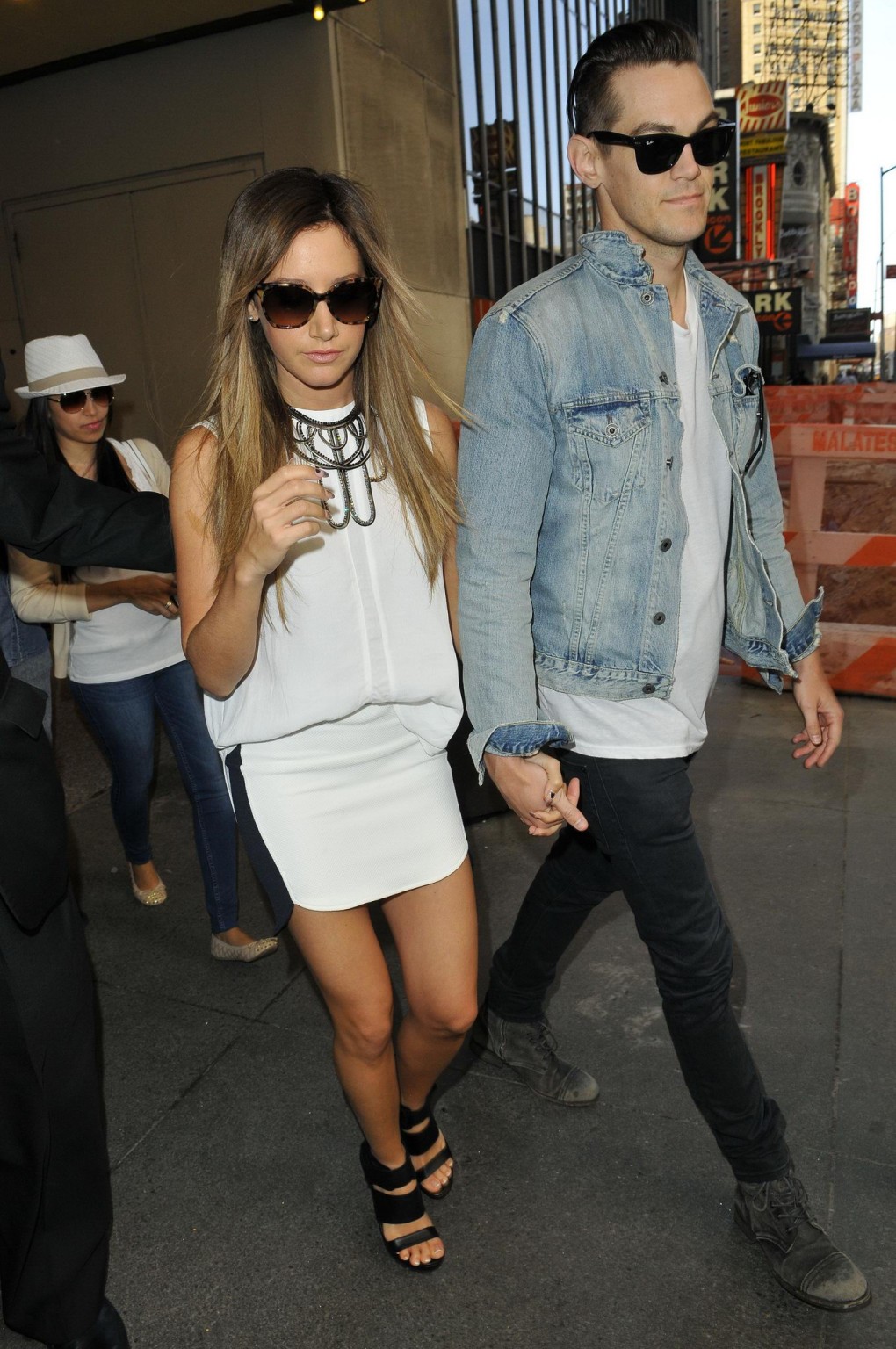 Ashley tisdale con le gambe che indossa una minigonna fuori dal suo hotel a soho
 #75235604