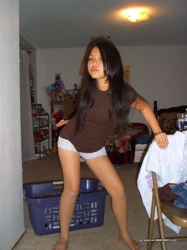 寝室で自撮りするアジアンチックな女の子のコンピレーション
 #69750413